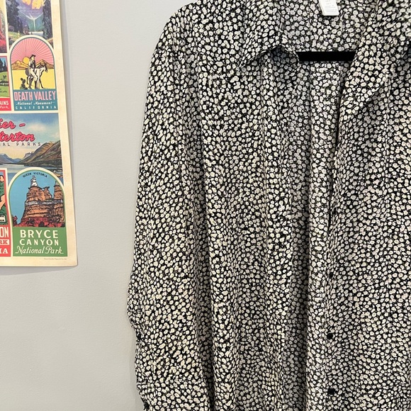 Floral Button-Up Blouse - Picture 4 of 5